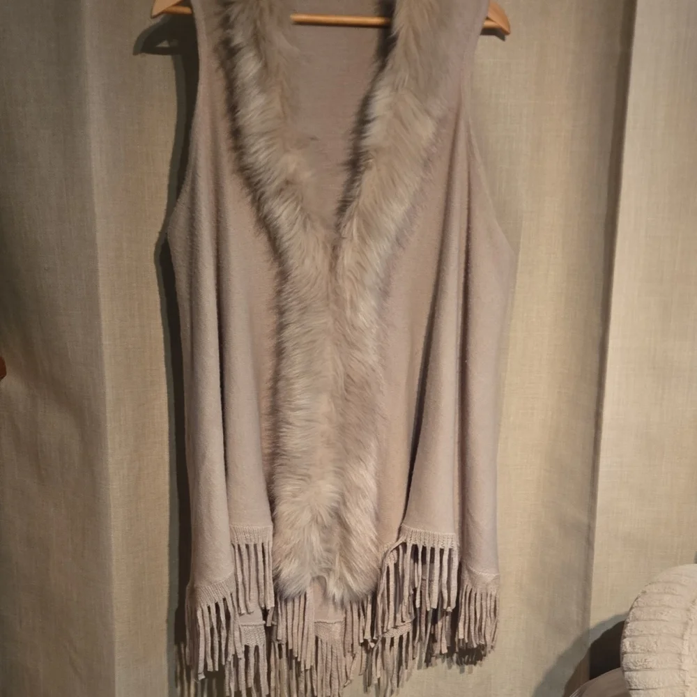 Cato Cream Sleeveless Cardigan with Faux Fur Trim - Picture 4 of 4